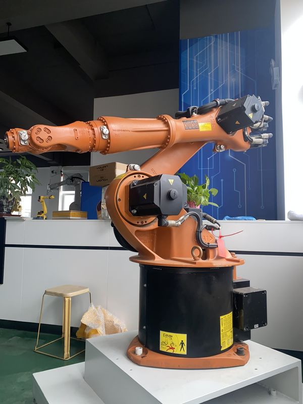 कुका KR16-3 16kg पेलोड 1611mm पहुंच प्रोग्रामिंग सीलिंग माउंटिंग वेल्डिंग रोबोट लचीला और आर्क वेल्डिंग असेंबली कोटिंग कटिंग मशीन लोडिंग मशीन