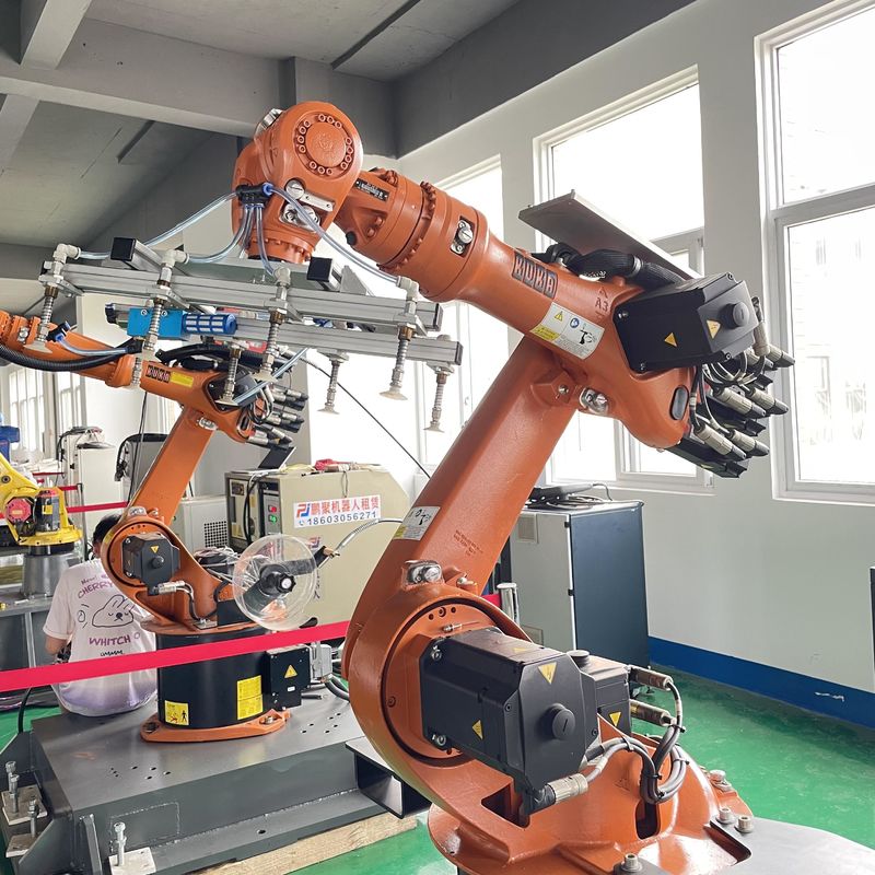 KUKA Kr16 आर्क वेल्डिंग रोबोट XP नियंत्रक के साथ भागों का लोड और अनलोडिंग भागों का हैंडलिंग औद्योगिक रोबोट हाथ