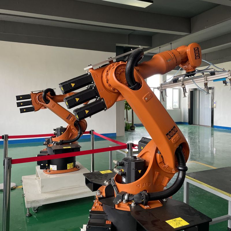 KUKA Kr16 आर्क वेल्डिंग रोबोट XP नियंत्रक के साथ भागों का लोड और अनलोडिंग भागों का हैंडलिंग औद्योगिक रोबोट हाथ