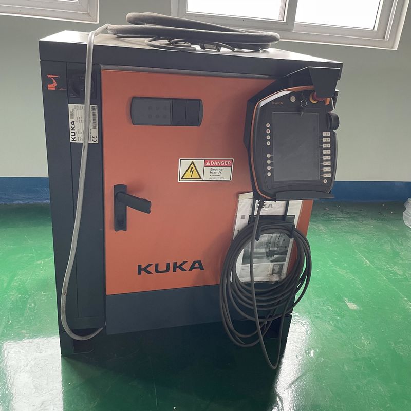 KUKA Kr16 आर्क वेल्डिंग रोबोट XP नियंत्रक के साथ भागों का लोड और अनलोडिंग भागों का हैंडलिंग औद्योगिक रोबोट हाथ