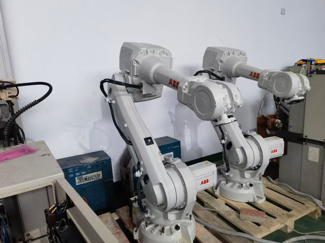आईआरबी 4600-60/2.05 6-अक्ष रोबोटिक आर्म 60kg पेलोड और 2050 मिमी पहुंच एडिटिव मैन्युफैक्चरिंग असेंबली डिस्पेंसरिंग फिनिशिंग के लिए