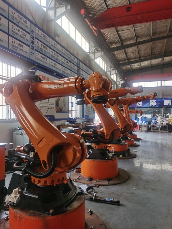 कुका सॉफ्टवेयर इस्तेमाल किया गया कुका KR240 R2900 अल्ट्रा रोबोट आईपी 65 सुरक्षा ±0.1 मिमी दोहराव और अधिक उच्च मानकों के लिए 240 किलोग्राम पेलोड 2900 मिमी पहुंच