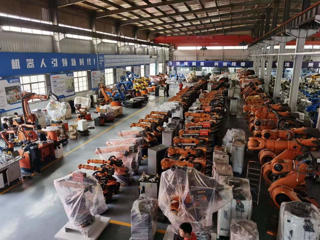 1130 किलोग्राम रोबोट द्रव्यमान प्रयुक्त रोबोट बांह 6 अक्ष C4 नियंत्रक स्वचालित उत्पादन लाइनों और जटिल विधानसभा कार्यों के लिए आदर्श