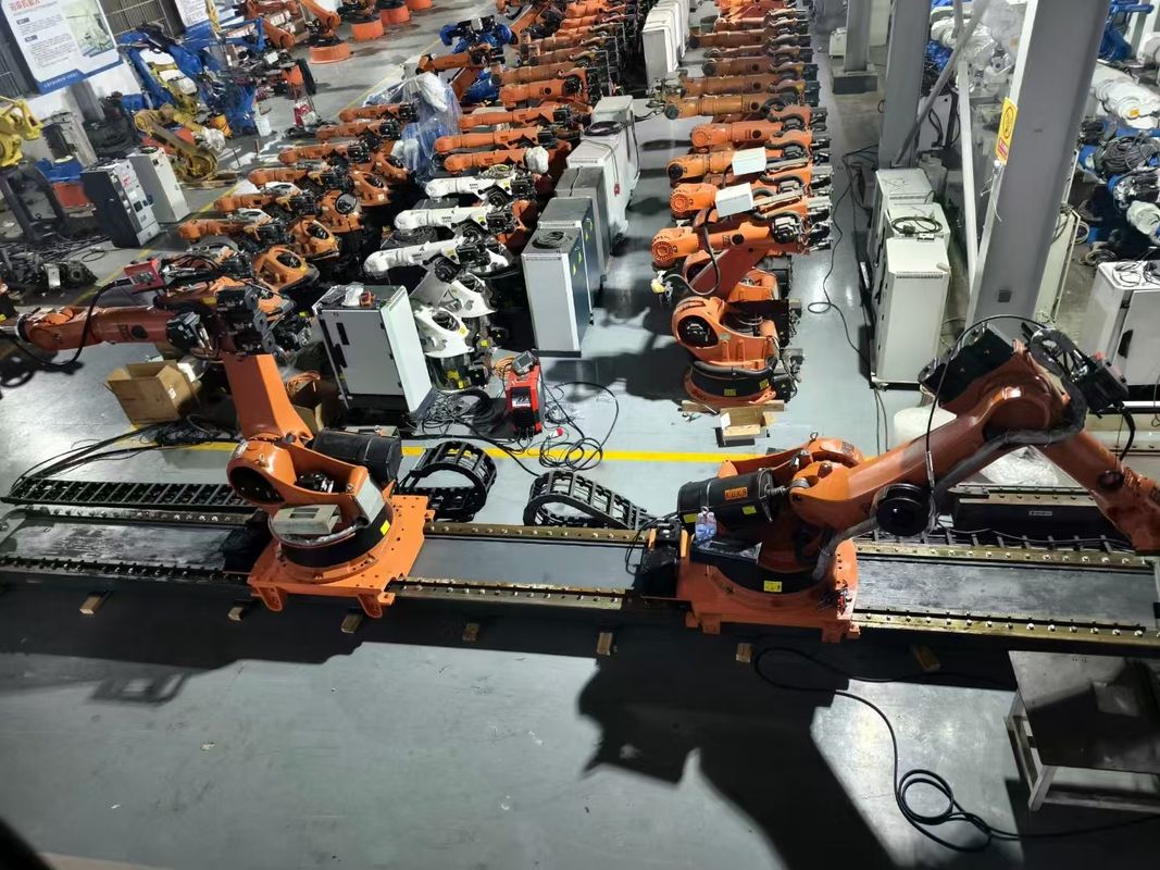 KUKA KR180 R3100-K 6-अक्ष C4 180 किलोग्राम उपयोगी भार 3100 मिमी विभिन्न अनुप्रयोगों के लिए रेंज छत माउंटिंग रोबोट