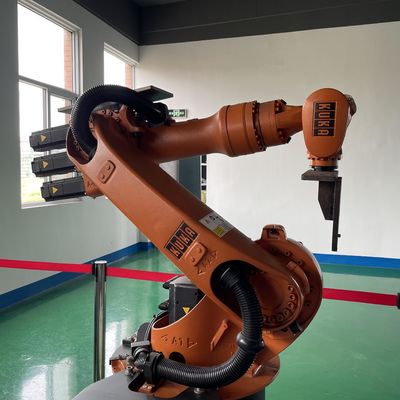 उपयोगिता भार KUKA Kr16 वेल्डिंग रोबोट XP नियंत्रक के साथ 1611 मिमी पहुंच Fronius वेल्डिंग स्रोत हैंडलिंग असेंबली काटने का भार